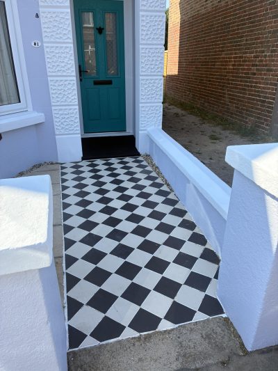 BelindaFrontGarden_002
