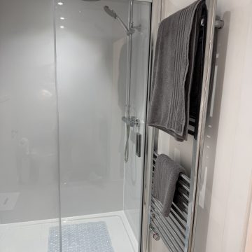 WhiteShowerRoom_001