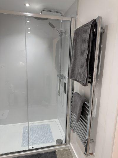 WhiteShowerRoom_001